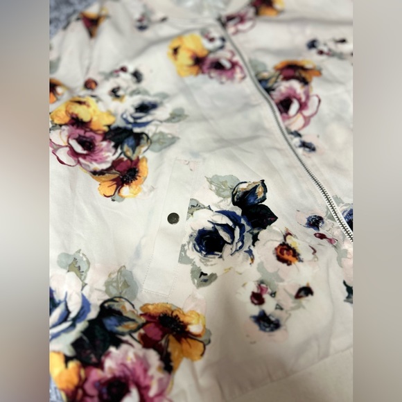 Cozy casual nwot bomber floral jacket - Picture 11 of 12